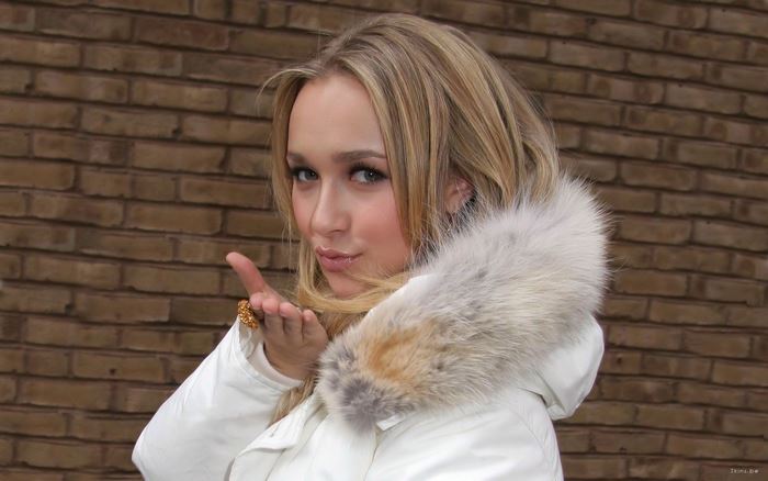 Hayden Panettiere blowing a kiss