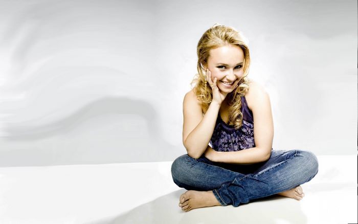 Hayden Panettiere sitting on the floor