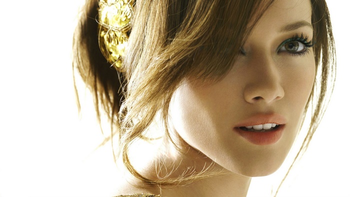 Close-up Portrait of Hilary Duff with Golden Hair Accessory