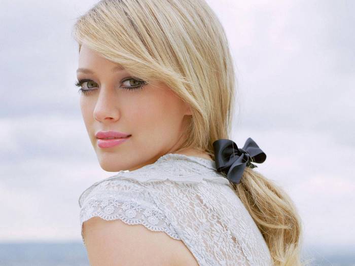 Hilary Duff with a black bow in her hair