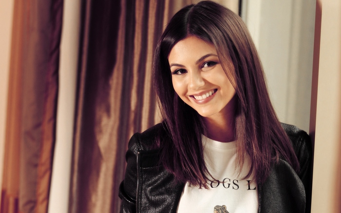 Victoria Justice smiling