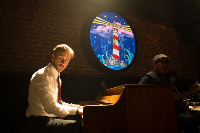Ryan Gosling playing piano in a jazz club
