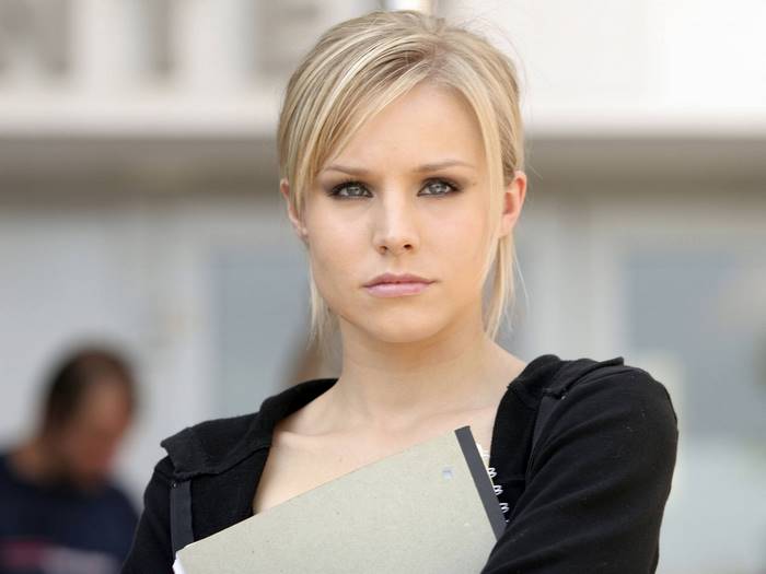 Kristen Bell holding a folder