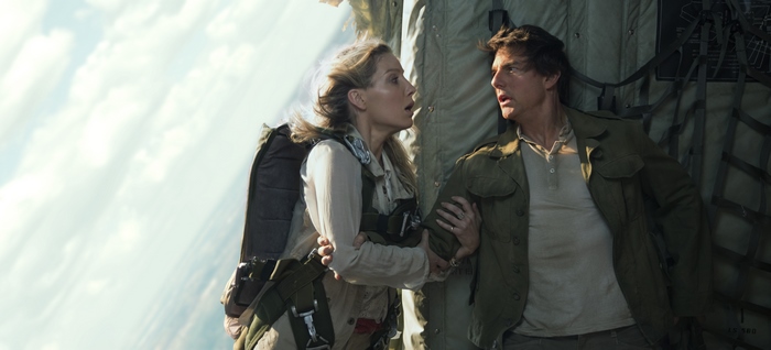 Tom Cruise and Annabelle Wallis in The Mummy