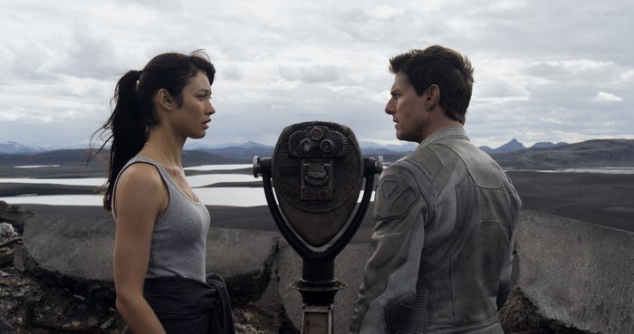 Tom Cruise and Olga Kurylenko in Oblivion