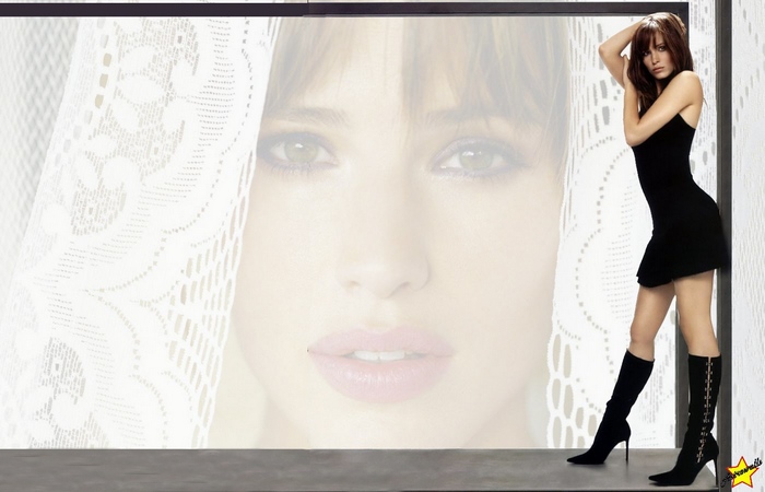 Jennifer Garner in a black dress and boots