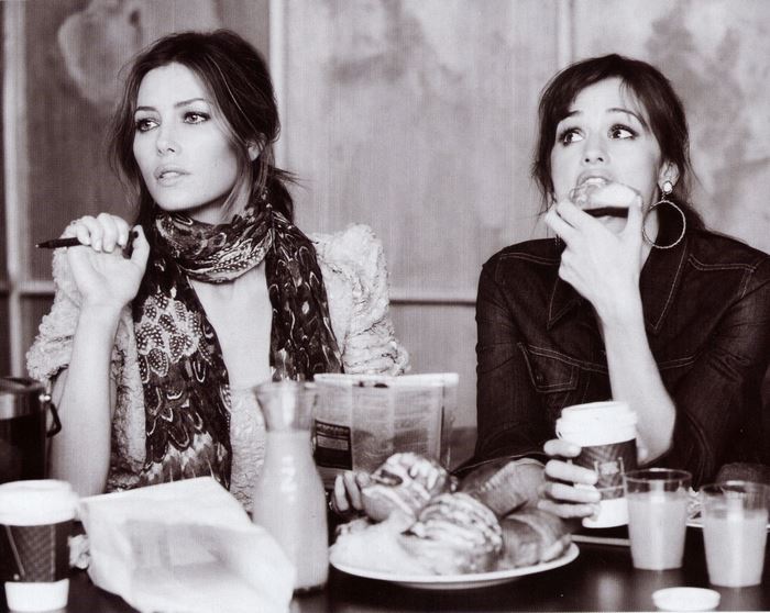 Jennifer Garner and another woman eating breakfast