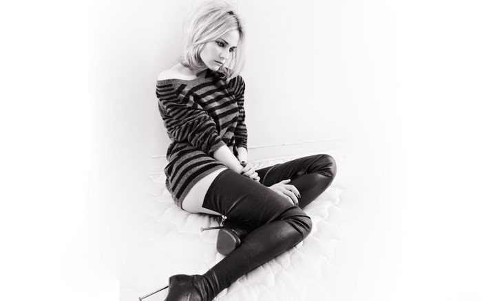 Diane Kruger sitting on a mattress