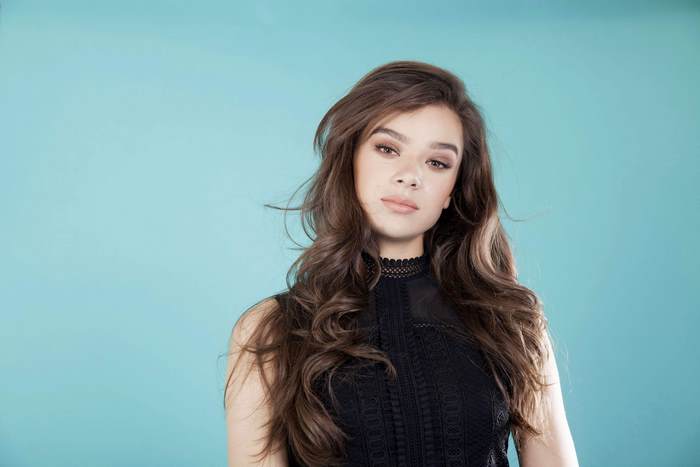 Hailee Steinfeld in Black Dress with Wavy Hair