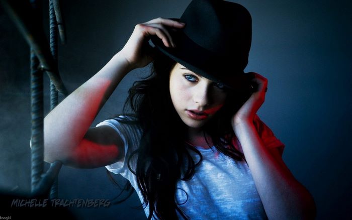 Michelle Trachtenberg wearing a black fedora
