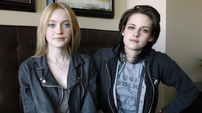 Dakota Fanning and Kristen Stewart