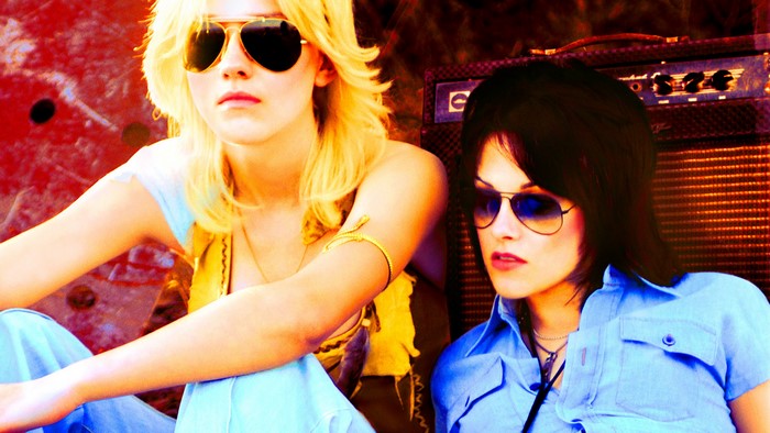 Dakota Fanning and Kristen Stewart as Joan Jett