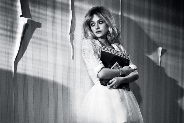 Dakota Fanning holding Rickie Lee Jones album