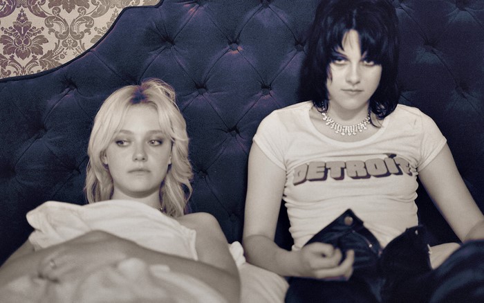 Dakota Fanning and Kristen Stewart in The Runaways