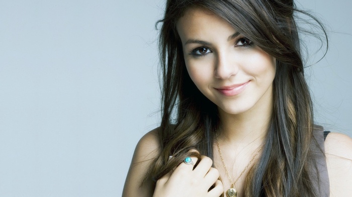 Victoria Justice smiling