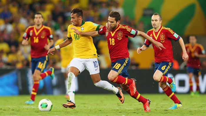 Neymar Jr and Spain players in a soccer match