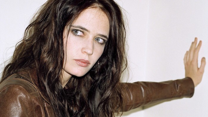 Eva Green leaning against a wall
