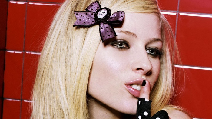 Avril Lavigne with a skull bow