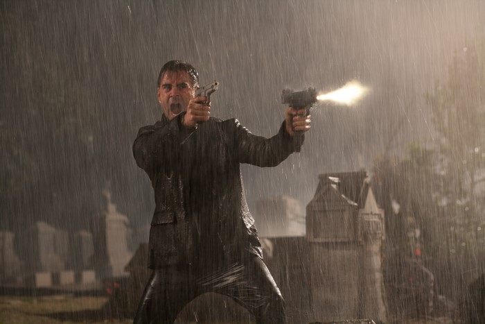 Colin Farrell shooting guns in the rain