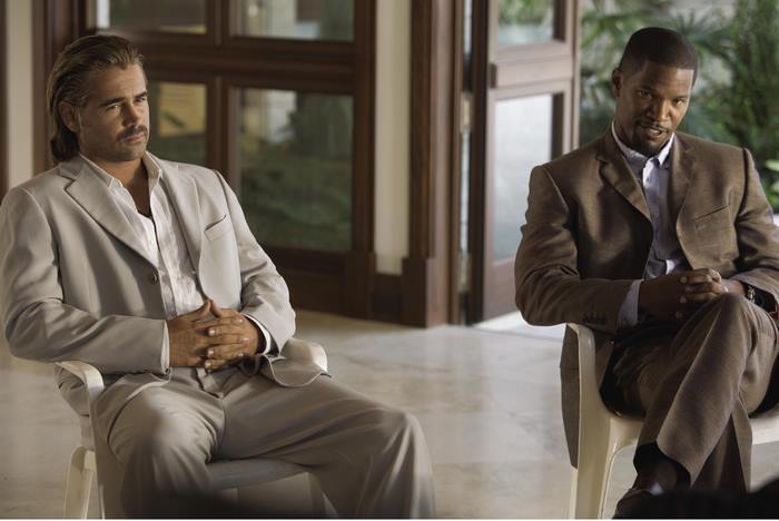 Colin Farrell and Jamie Foxx sitting in chairs