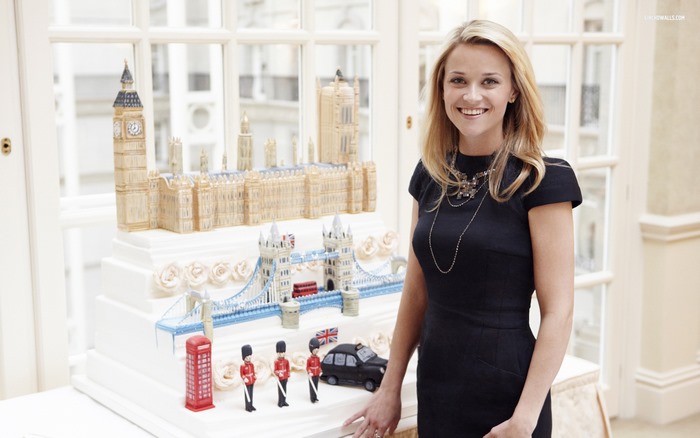 Reese Witherspoon with London landmark cake