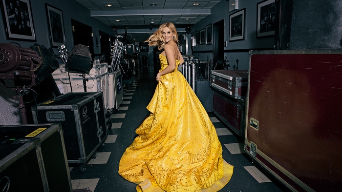 Reese Witherspoon in a yellow dress backstage