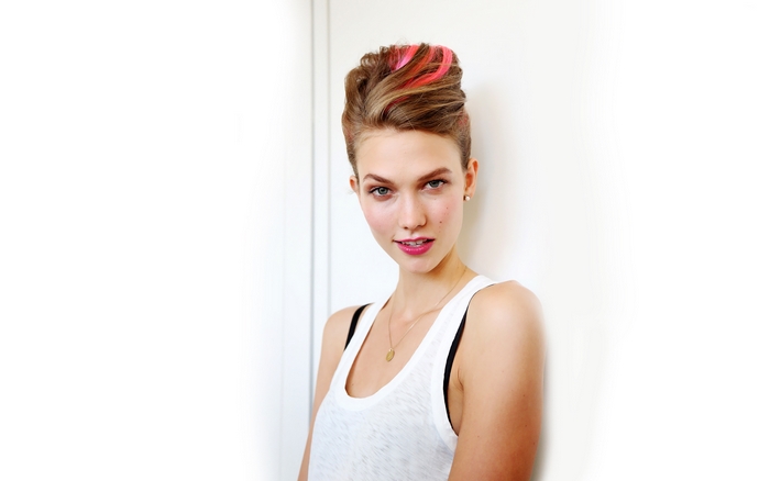 Karlie Kloss with pink streaks in hair