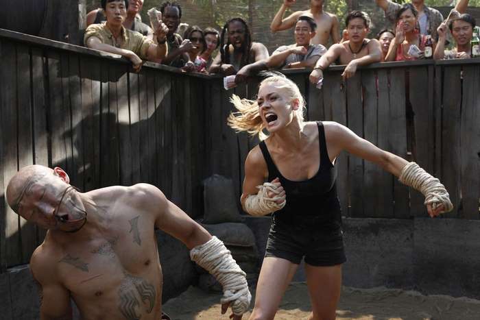 Yvonne Strahovski in a fight scene