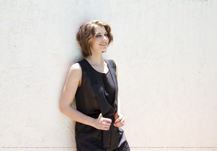 Lauren Cohan leaning against a wall
