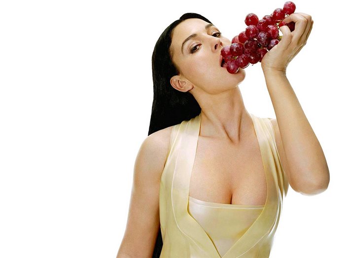 Monica Bellucci eating grapes