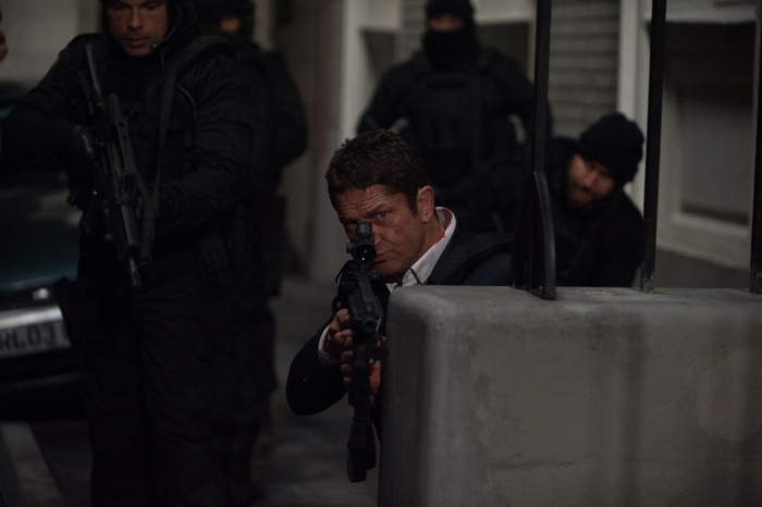 Gerard Butler aiming a rifle