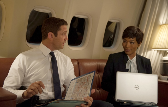 Gerard Butler and Angela Bassett on a Plane