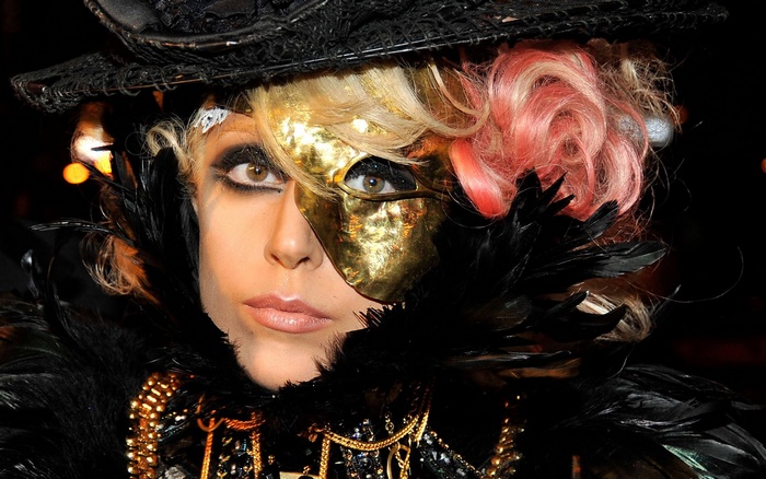 Lady Gaga wearing a mask and hat
