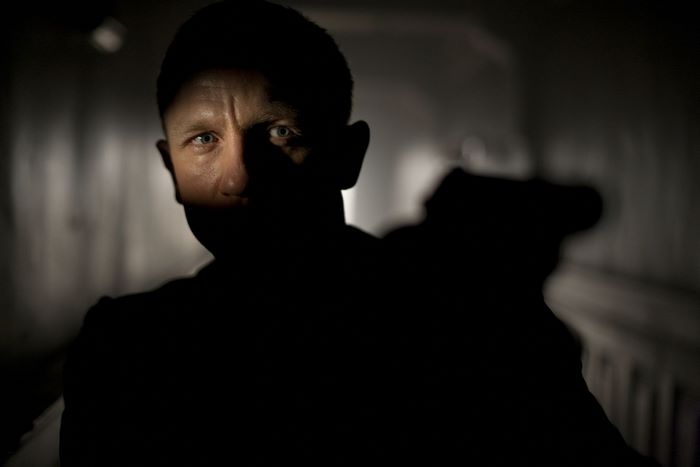 Daniel Craig holding a gun
