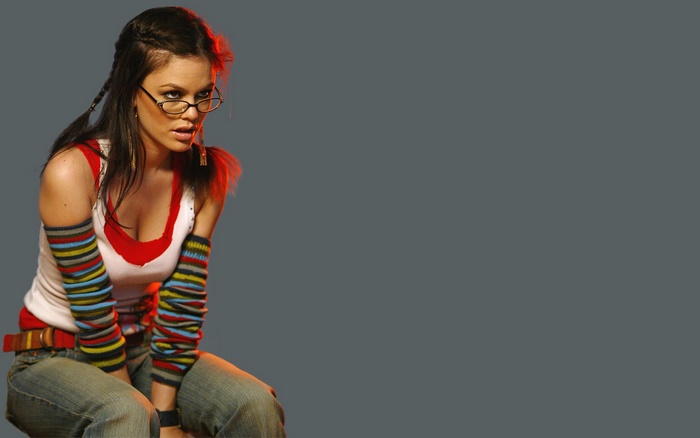 Rachel Bilson with glasses