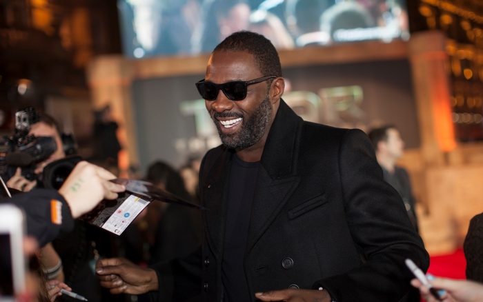 Idris Elba signing autographs