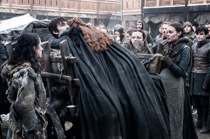 Bran Stark and Sansa Stark in Game of Thrones