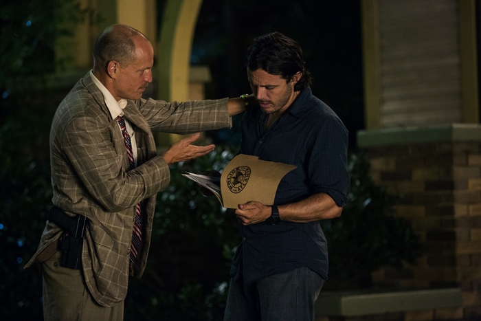 Woody Harrelson and Casey Affleck in a scene