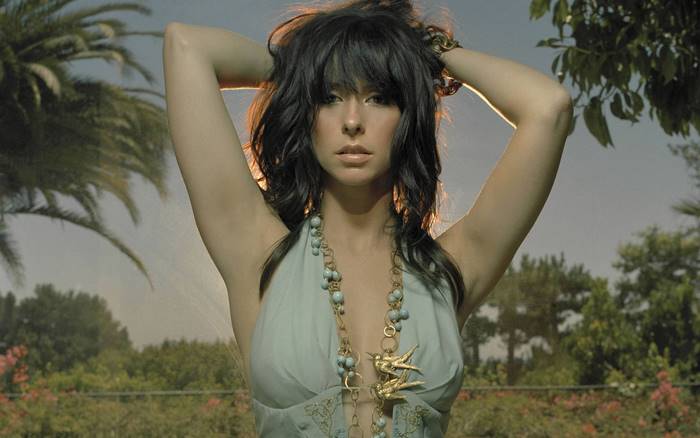Jennifer Love Hewitt posing outdoors