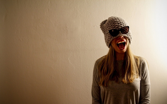 Woman wearing a beanie and sunglasses
