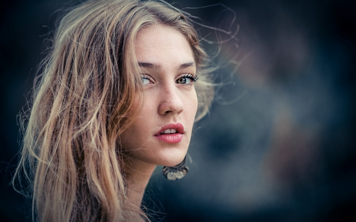 Woman with blonde hair and freckles
