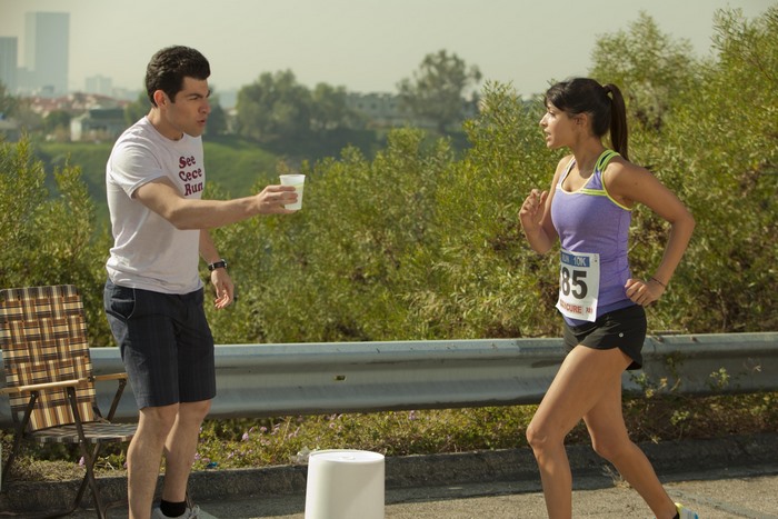 Max Greenfield gives water to runner in 10K race