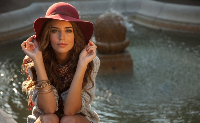 Clara Alonso wearing a red hat and sweater