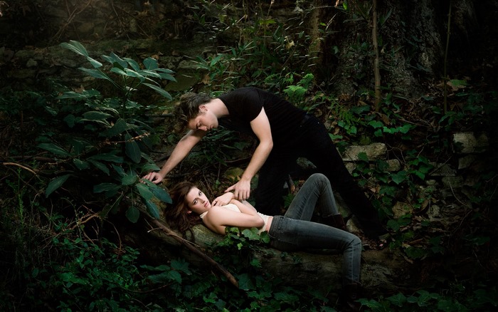Robert Pattinson and Kristen Stewart in a forest