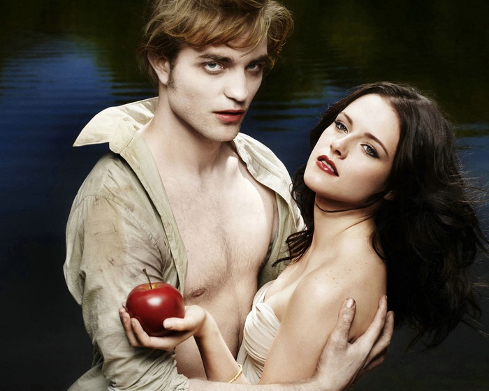 Robert Pattinson and Kristen Stewart with an apple