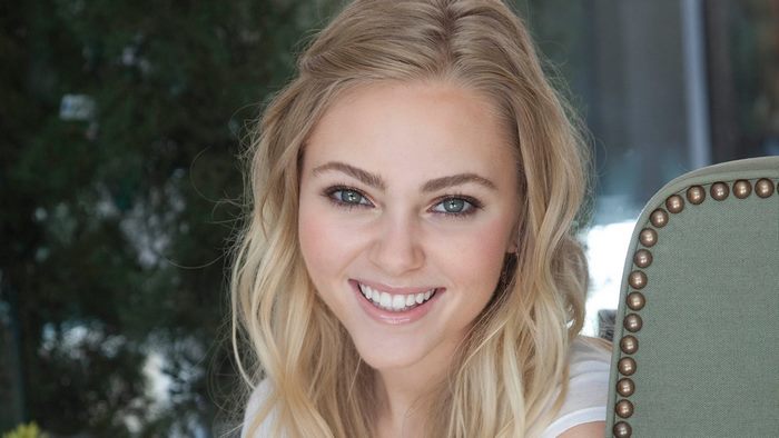 AnnaSophia Robb smiling
