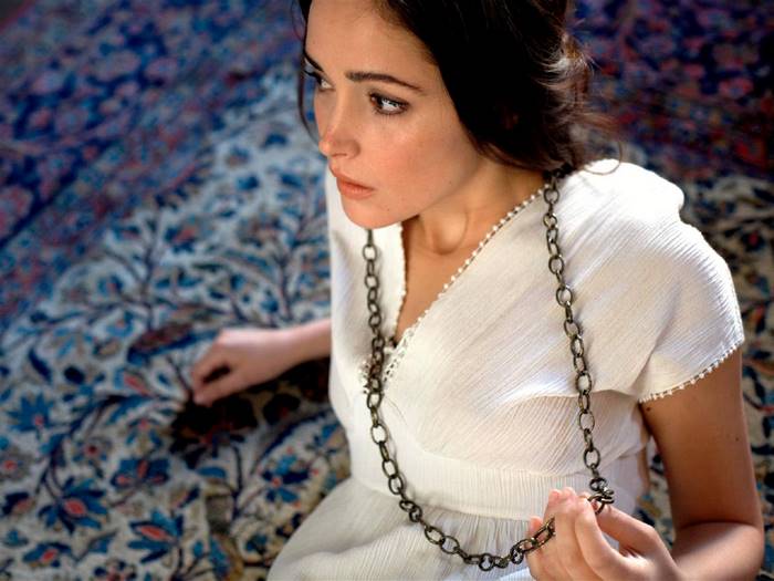 Rose Byrne wearing a necklace
