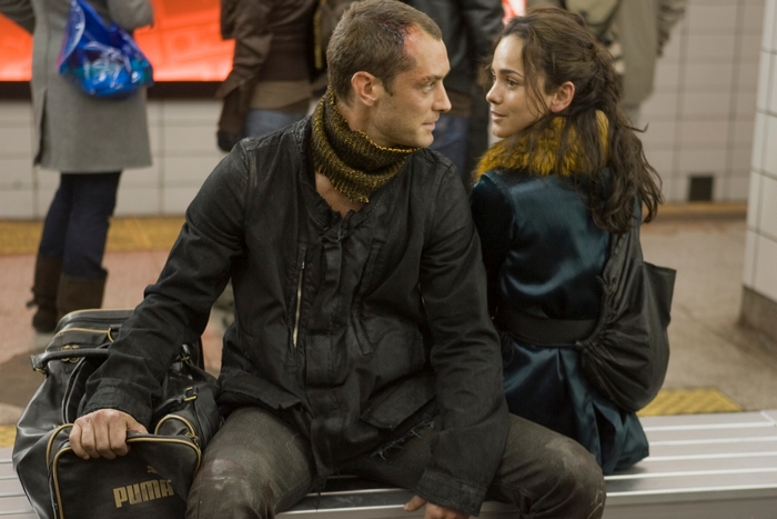 Jude Law and woman in subway
