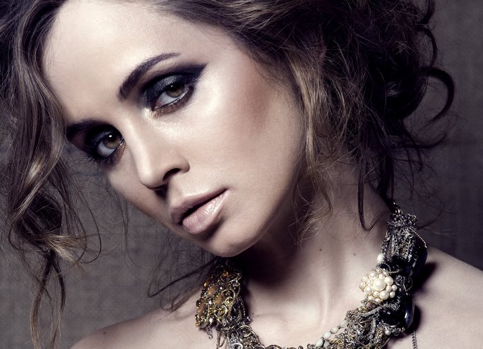 Eliza Dushku with dramatic makeup and necklace