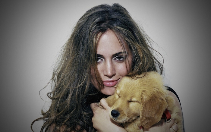 Eliza Dushku with a puppy